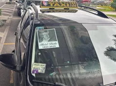 Vozila “Sarajevo taxija” oblijepljena fotografijama Halida Bešlića, besplatno prevoze građane na dženazu