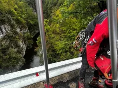 Teška nesreća u BiH: Automobil sletio u kanjon rijeke, traga se za vozačem