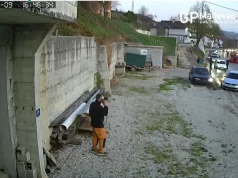 Incident kod Velike Kladuše: Nakon sudara, vozač automobilom nasrnuo na grupu ljudi (VIDEO)