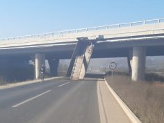 TEŽAK UDES KOD DOBOJA: Vozio kamion s podignutom prikolicom i udario u nadvožnjak