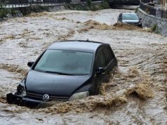 OGROMNE POPLAVE ZADESILE BUDVU: Vozila plutaju koritom rijeke