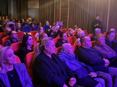 HALIDOVA SEJDA PRVI PUT U JAVNOSTI NAKON SUPRUGOVE SMRTI: Slomljena od bola plače dok pjevaju njegovu pjesmu
