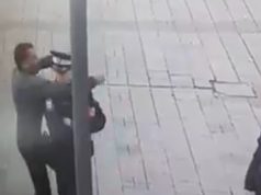 DRAMA U BANJOJ LUCI: Muškarac napao policajca ispred Palate predsjednika (VIDEO)