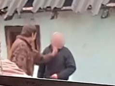 Uznemirujući snimak: Mladić udara oca dok majka snima (VIDEO)