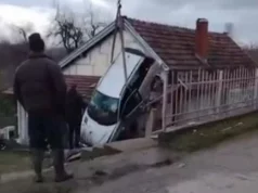 Saobraćajna nesreća u Srbiji: Sa vozilom završio na krovu kuće