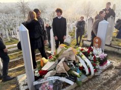 Potresan oproštaj sina na dženazi Elme Bajrić: Njegove riječi slomile srca prisutnih (VIDEO)