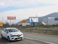 Zanimljiv natpis na billboardu u Blažuju privukao pažnju vozača: “Vakat ti se ženit’, Alene”