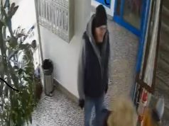 UZNEMIRUJUĆI VIDEO: Procurio snimak teškog zločina na Novom Beogradu – Ženu napao s leđa i više puta izbo, potom je opljačkao, sve pred malim djetetom