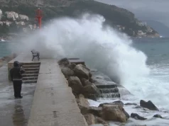 Muškarac iz BiH stradao u Dubrovniku: Povukli ga snažni valovi dok se fotografisao na stijenama (VIDEO)