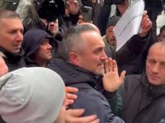 Vozač tramvaja Adnan Kasapović izašao na slobodu: U suzama zagrlio kolege ispred suda