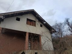 OSMOČLANA PORODICA BEZ STRUJE I VODE: Majka šestero djece, među njima i beba od tri mjeseca, primorana živjeti u ruševnoj kući u Ahatovićima