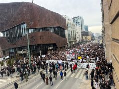 Novi protesti u Sarajevu: Hiljade mladih na Skenderiji, stariji građani im mašu sa prozora