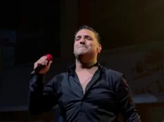 “Pjevam jer mi je teško…” Darko Lazić kroz suze zapjevao za pokojnog brata: “Za tebe, rođeni”