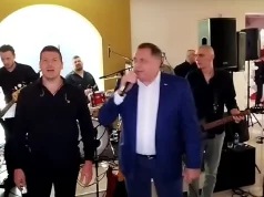 VIDEO | Dodik na proslavi Dana žena zapjevao „Romaniju“ i govorio o…