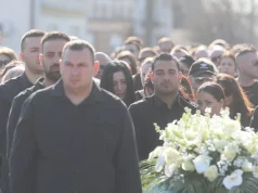 VIDEO/ SAHRANJEN DRAGAN LAZIĆ: Ovo su posljednje riječi koje su mu uputili Darko i majka Branka
