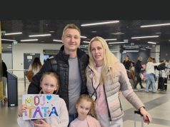Najemotivnija scena na aerodromu nakon evakuacije iz Dubaija: Tina i Nikolina skočile tati u zagrljaj