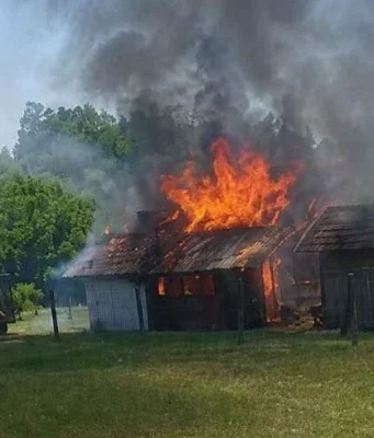 Sedmero djece preko noći ostalo bez krova nad glavom: Kuća na Ozrenu potpuno izgorjela
