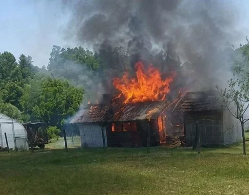 Sedmero djece preko noći ostalo bez krova nad glavom: Kuća na Ozrenu potpuno izgorjela