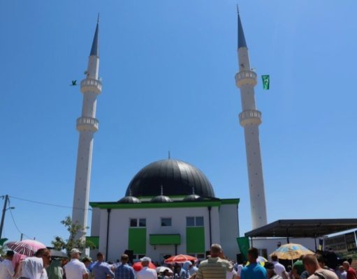 Nevjerovatna scena zgrozila javnost: Par snimljen u džamiji