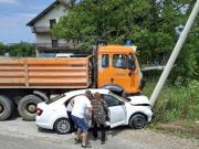 ŽESTOK SUDAR S BANDEROM: Vozilo smrskano, nema informacija o povrijeđenima