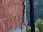 PRIZOR KOJI LEDI KRV U ŽILAMA: Zmija snimljena kako se uspinje uz zid kuće