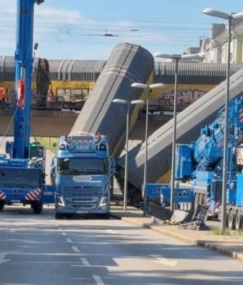 Haos nakon sudara vozova u Münchenu: Vagoni završili na cesti, ima mrtvih