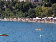Nije davala znakove života na plaži: Policajci reanimirali 37-godišnjakinju i spasili je