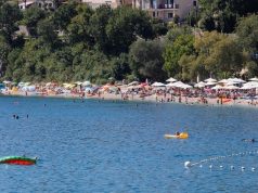 Nije davala znakove života na plaži: Policajci reanimirali 37-godišnjakinju i spasili je
