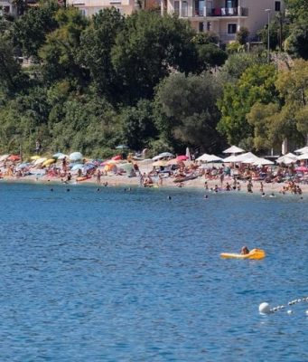 Nije davala znakove života na plaži: Policajci reanimirali 37-godišnjakinju i spasili je