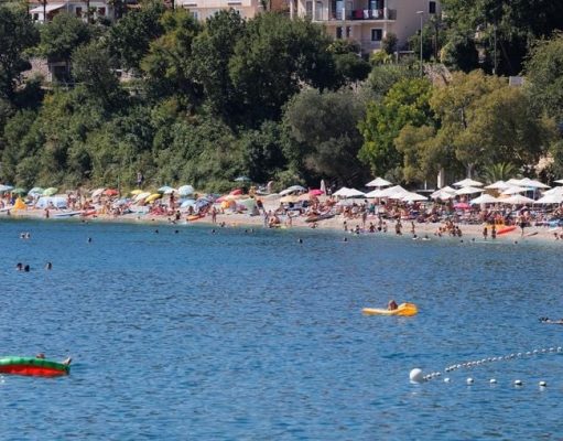 Nije davala znakove života na plaži: Policajci reanimirali 37-godišnjakinju i spasili je