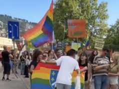 Zastava s ljiljanima u duginim bojama zapaljena nakon Bh. povorke ponosa: Oglasio se mladić iz Sarajeva