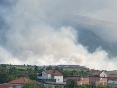 Požar na deponiji Uborak kod Mostara i dalje aktivan: Vatrogasci nastavljaju borbu s vatrom
