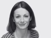 Tužna vijest pogodila je zdravstvenu zajednicu i brojne pacijente. Preminula je Zrinka Rendić-Miočević, ugledna specijalistica radioterapije i onkologije na Zavodu za radioterapijsku i internističku onkologiju Klinike za tumore u Zagrebu. Ovu informaciju podijelila je udruga “Nismo same”, koja pruža podršku ženama oboljelima od malignih bolesti. Od voljene liječnice njezini su se suradnici i pacijenti oprostili biranim riječima, naglašavajući njezin izniman doprinos i toplinu. “Kao onkologija, svojim je znanjem, predanošću i ljudskošću ostavila neizbrisiv trag u životima brojnih pacijenata, suradnika i prijatelja. Bila je liječnica kojoj su ljudi vjerovali, osoba koja je ulijevala nadu i pružala podršku. Bila je uvijek vedra, slušala je pacijente i na svako je pitanje odgovarala stručno i usredotočeno”, poručili su iz udruge. Odlazak doktorice Rendić-Miočević ostavlja veliku prazninu u srcima svih koji su je poznavali. “Srce nam je slomljeno zbog ovog nenadoknadivog gubitka. Obitelji, prijateljima i svima koji su je voljeli izražavamo najiskreniju sućut, posebno njezinom suprugu i djeci, kojima želimo snagu i utjehu u ovim nezamislivo teškim trenucima. Počivala u miru draga Zrinka. Pamtit ćemo te po tvojoj dobroti, toplini, profesionalnosti i osmijehu. Voljet ćemo te zauvijek”, dodali su iz Udruge.