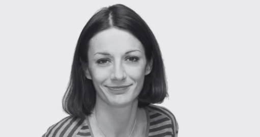 Tužna vijest pogodila je zdravstvenu zajednicu i brojne pacijente. Preminula je Zrinka Rendić-Miočević, ugledna specijalistica radioterapije i onkologije na Zavodu za radioterapijsku i internističku onkologiju Klinike za tumore u Zagrebu. Ovu informaciju podijelila je udruga “Nismo same”, koja pruža podršku ženama oboljelima od malignih bolesti. Od voljene liječnice njezini su se suradnici i pacijenti oprostili biranim riječima, naglašavajući njezin izniman doprinos i toplinu. “Kao onkologija, svojim je znanjem, predanošću i ljudskošću ostavila neizbrisiv trag u životima brojnih pacijenata, suradnika i prijatelja. Bila je liječnica kojoj su ljudi vjerovali, osoba koja je ulijevala nadu i pružala podršku. Bila je uvijek vedra, slušala je pacijente i na svako je pitanje odgovarala stručno i usredotočeno”, poručili su iz udruge. Odlazak doktorice Rendić-Miočević ostavlja veliku prazninu u srcima svih koji su je poznavali. “Srce nam je slomljeno zbog ovog nenadoknadivog gubitka. Obitelji, prijateljima i svima koji su je voljeli izražavamo najiskreniju sućut, posebno njezinom suprugu i djeci, kojima želimo snagu i utjehu u ovim nezamislivo teškim trenucima. Počivala u miru draga Zrinka. Pamtit ćemo te po tvojoj dobroti, toplini, profesionalnosti i osmijehu. Voljet ćemo te zauvijek”, dodali su iz Udruge.