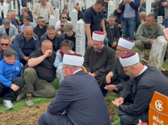 TUGA NA POSLJEDNJEM ISPRAĆAJU: Dino neutješan nad mezarom majke Sejde, sin mu cijelo vrijeme uz njega