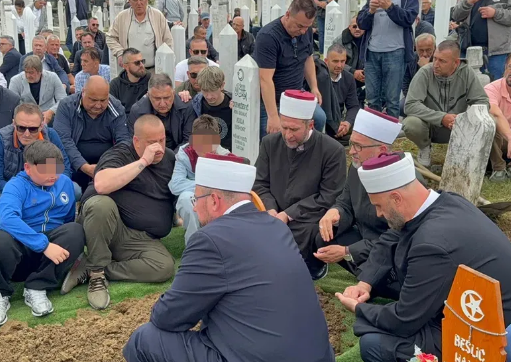 TUGA NA POSLJEDNJEM ISPRAĆAJU: Dino neutješan nad mezarom majke Sejde, sin mu cijelo vrijeme uz njega