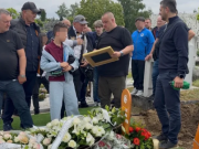 DIRLJIVA PRIČA KOJA JE GANULA REGION: Dinu nakon sahrane zaustavio nepoznati čovjek i predao mu OVO