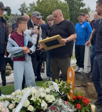 DIRLJIVA PRIČA KOJA JE GANULA REGION: Dinu nakon sahrane zaustavio nepoznati čovjek i predao mu OVO
