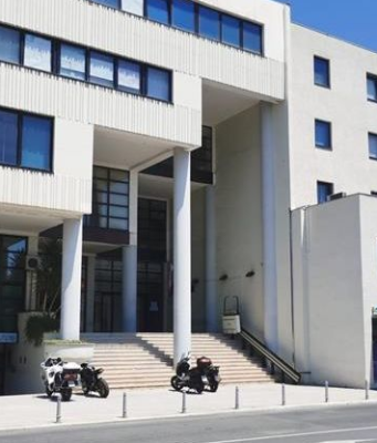 DRAMA U POLICIJSKOJ STANICI: Djevojka napala policajce, policajku udarila u glavu, službenika ugrizla
