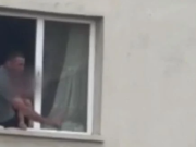 STRAVIČNA DRAMA: Otac držao djevojčicu kao taoca i prijetio da će je baciti kroz prozor