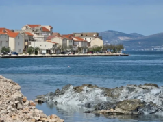 KUPAČI OSTALI U NEVJERICI: Pogledajte šta je izronilo iz mora na hrvatskoj plaži