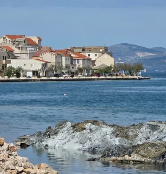 KUPAČI OSTALI U NEVJERICI: Pogledajte šta je izronilo iz mora na hrvatskoj plaži