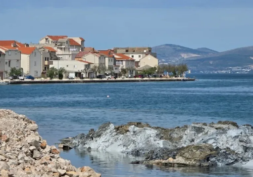 KUPAČI OSTALI U NEVJERICI: Pogledajte šta je izronilo iz mora na hrvatskoj plaži