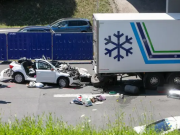 STRAVIČNA NESREĆA NA AUTOCESTI: Automobil se prepolovio u sudaru s kamionom, vozačica poginula