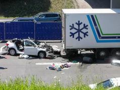 STRAVIČNA NESREĆA NA AUTOCESTI: Automobil se prepolovio u sudaru s kamionom, vozačica poginula