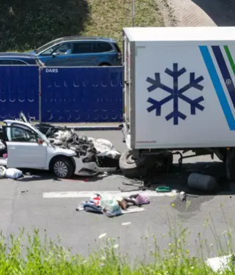 STRAVIČNA NESREĆA NA AUTOCESTI: Automobil se prepolovio u sudaru s kamionom, vozačica poginula
