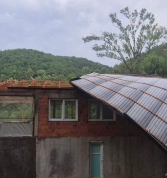 SNAŽNO NEVRIJEME POGODILO ZVORNIK: Oko 6.000 potrošača bez struje, vjetar nosio krovove