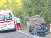 Teška nesreća na magistrali M-17: Automobil završio na krovu, intervenisala i Hitna pomoć