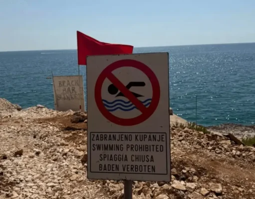 Alarm za turiste u Hrvatskoj: Na ovim plažama zabranjeno kupanje zbog zagađenja mora