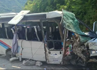 TRAGEDIJA U CRNOJ GORI: Djevojka (21) poginula, 16 osoba povrijeđeno u prevrtanju minibusa